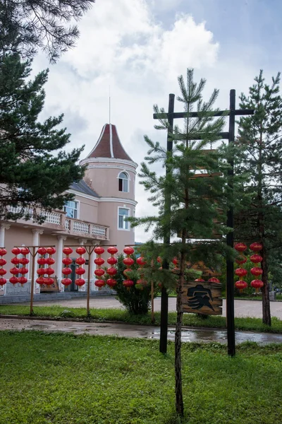 Daxinganling Mohe, Heilongjiang Province tax margin of Arctic Village hotel lawn — Stock Photo, Image