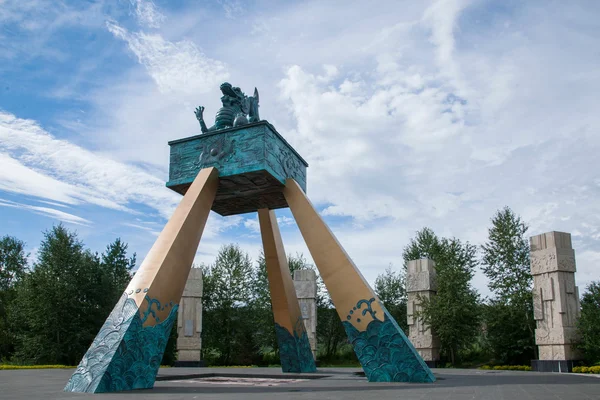Daxinganling Mohe, Heilongjiang Província Ártico Aldeia Ártico arenito "Golden Rooster coroa" escultura de bronze — Fotografia de Stock