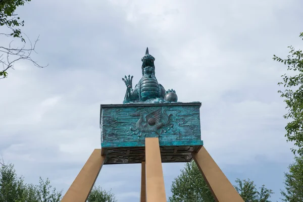 黒龍江省北極村北極砂州「ゴールデンおんどりクラウン」ブロンズの彫刻は最終的靺鞨 — ストック写真