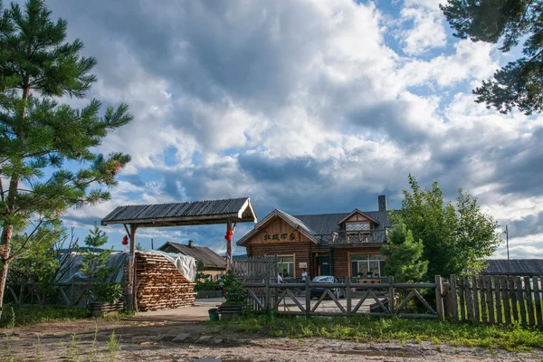 Daxinganling mohe, heilongjiang provinz, alle arten von arktischen dorf inn hotel — Stockfoto