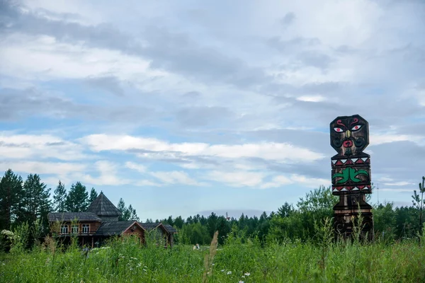 Daxinganling Denisa, heilongjiang provincie arktické vesnice severu národního parku obětní oltář loutky — Stock fotografie