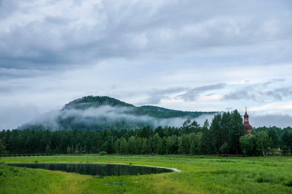 DaXingAnLing mohe, heilongjiang provincia pueblo Ártico norte parque nacional en las orillas del lago —  Fotos de Stock