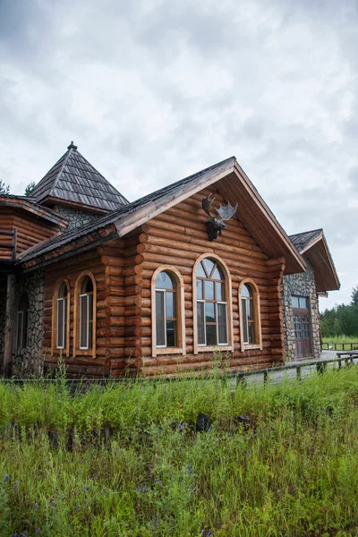 Daxinganling mohe, heilongjiang provinz arktisches dorf arktischer norden nationalpark weihnachtsdorf haus rothirschkopfschmuck — Stockfoto