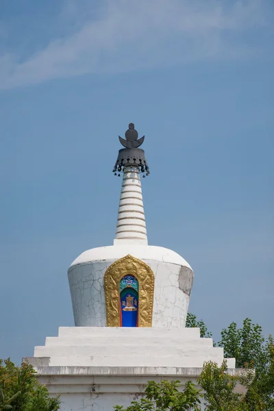 Озеро Chagan, один з відомих храм з тибетського буддизму тибетських мир---Miaoyin Baita храм — стокове фото