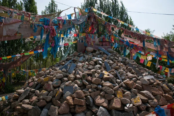 干湖一个著名的藏传佛教寺庙土墩---鄂博苗寺 — 图库照片