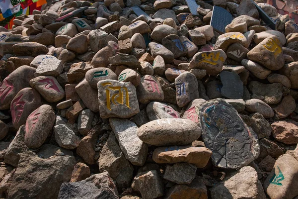 Chagan sjön en av den berömda tibetanska buddhistiska tempel högar---miao tempel obo — Stockfoto