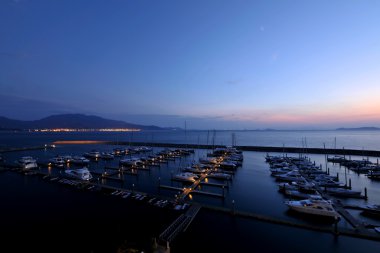 Shenzhen, guangdong Güney Osetya kasaba yangmeikeng gece sürme dapeng yarımadasında yat kulübü yat grup dalgalar.