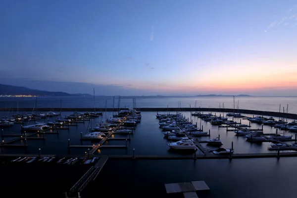 Shenzhen, Guangdong Dapeng Peninsula in South Ossetia town Yangmeikeng night riding waves yacht club yacht group — Stock Photo, Image