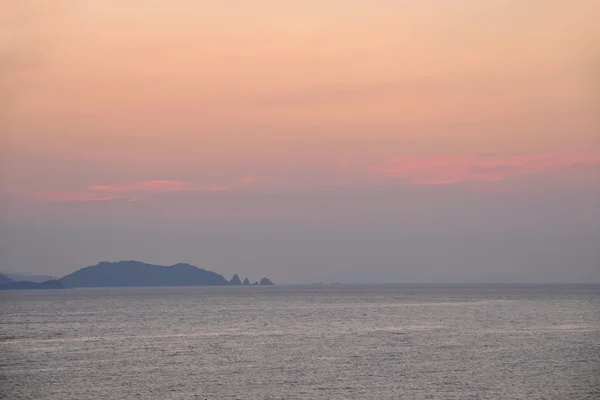 Shenzhen, guangdong dapeng Halbinsel nanao Stadt in den frühen Morgenstunden Meer yangmeikeng — Stockfoto