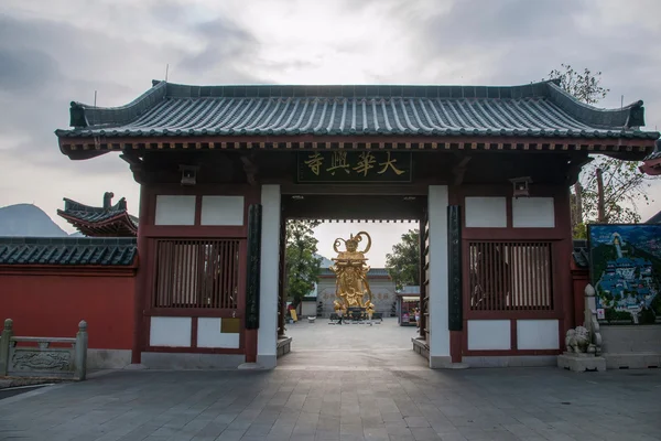 Ciudad de Shenzhen, provincia de Guangdong, puerta del templo de East Dameisha Huaxing — Foto de Stock