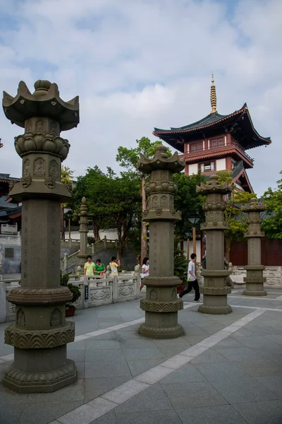 Shenzhen City, Guangdong Province, East Dameisha Huaxing Temple Square congregação pagode piscina Ama — Fotografia de Stock