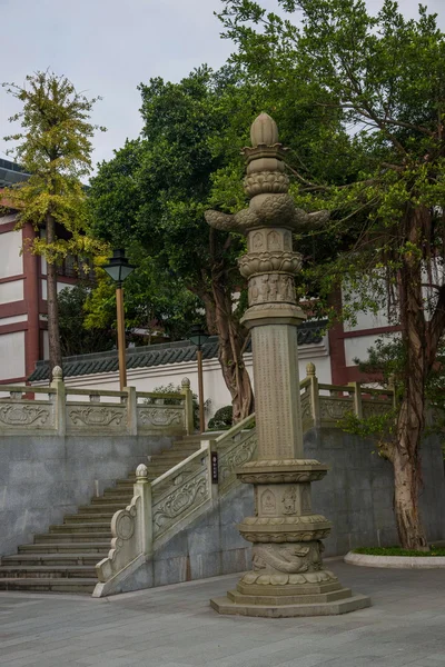 Shenzhen City, Guangdong Province, East Dameisha Huaxing Temple Square congregazione pagoda Ama pool — Foto Stock