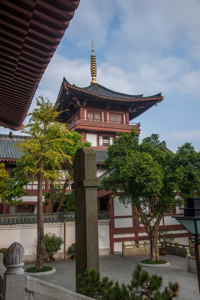 Shenzhen City, Guangdong Province, East Dameisha Huaxing Temple Square congregação pagode piscina Ama — Fotografia de Stock