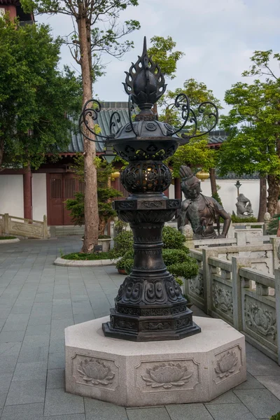 Shenzhen City, Guangdong Province, East Dameisha Huaxing Temple Square congregação pagode piscina Ama — Fotografia de Stock