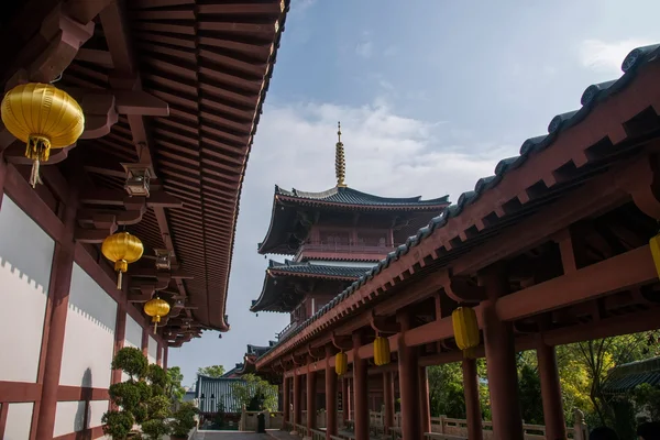 Ciudad de Shenzhen, provincia de Guangdong, templo de Dameisha Huaxing oriental — Foto de Stock