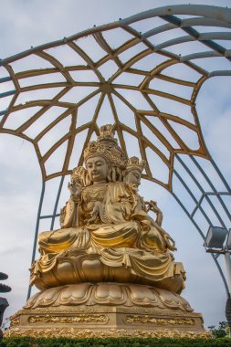 Shenzhen city, guangdong Eyaleti, altın tarafından çevrili Doğu dameisha huaxing Tapınağı Buda buda lotus üzerinde oturan