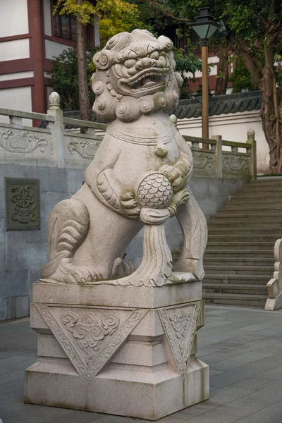 Ciudad de Shenzhen, Provincia de Guangdong, East Dameisha Huaxing Temple Main Hall lions — Foto de Stock