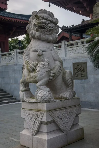 Shenzhen City, Guangdong Province, East Dameisha Huaxing Temple Main Hall leões — Fotografia de Stock