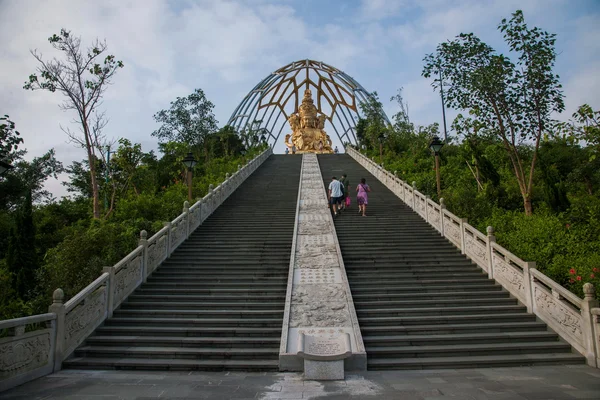 Shenzhen City, Guangdong Province, East Dameisha Huaxing Temple cercado por Buda Buda dourado sentado em lótus — Fotografia de Stock