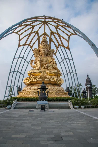 Shenzhen city, provincie guangdong, východní dameisha huaxing chrám obklopený zlato buddha buddha sedící na lotus — Stock fotografie