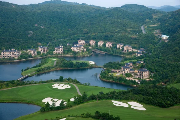 Город Шэньчжэнь, провинция Гуандун, поле для гольфа в восточной долине Дамейша — стоковое фото