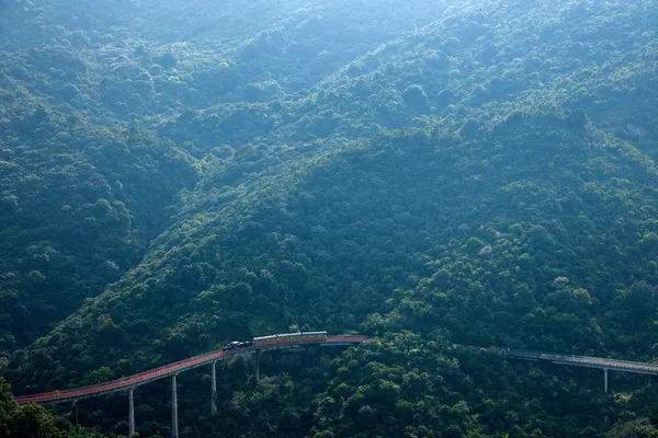 Shenzhen Stadt, Provinz Guangdong, östlich Dameisha-Teetal gebogene Verlängerung der Wälder in den Bergen Eisenbahnlinie — Stockfoto