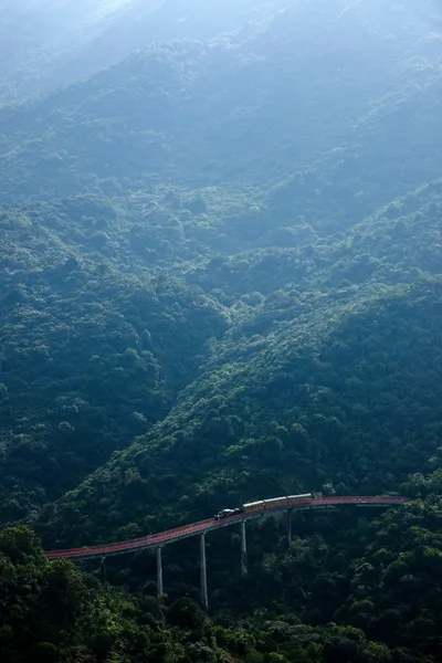 Shenzhen city, Guangdongprovinsen, east dameisha te dalen böjda förlängning av skogarna i bergen tåg järnväg — Stockfoto