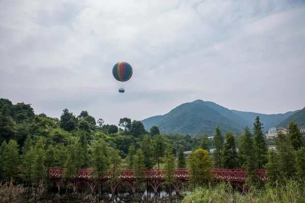 Shenzhen Stadt, Provinz Guangdong, East Dameisha Teetal Feuchtgebiete der kahlen Brücke Heliumballon — Stockfoto