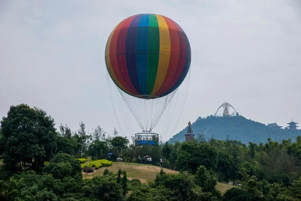 Shenzhen city, provincie guangdong, východní dameisha čaj proud údolí héliovým balónem — Stock fotografie