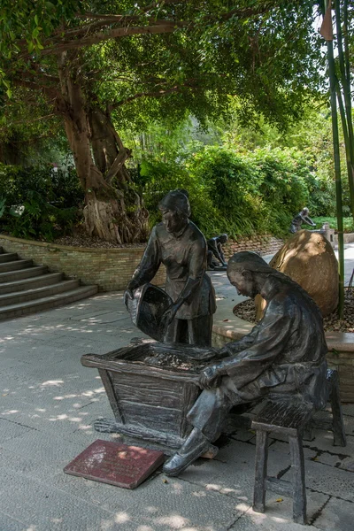 Shenzhen stad, guangdong provincie, Oost-dameisha thee stream valley oude thee stad banpo straat thee cultuur sculptuur portret — Stockfoto