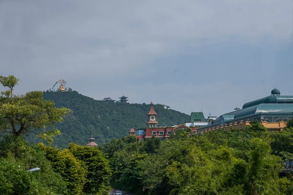Ciudad de Shenzhen, provincia de Guangdong, valle del té East Dameisha extensión curva de los bosques en las montañas tren ferroviario — Foto de Stock