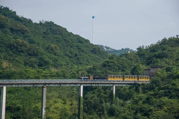 Shenzhen city, Guangdongprovinsen, east dameisha te dalen böjda förlängning av skogarna i bergen tåg järnväg — Stockfoto