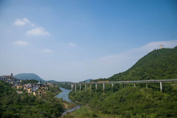 Shenzhen City, província de Guangdong, leste do vale do chá Dameisha extensão curvada das florestas nas montanhas trem ferroviário — Fotografia de Stock