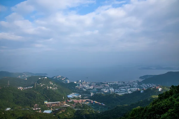 Ciudad de Shenzhen, provincia de Guangdong, selva de Dameisha Oriental con vistas a la estación de teleférico en la línea 1 Knight Valley, OCT East eco-park — Foto de Stock