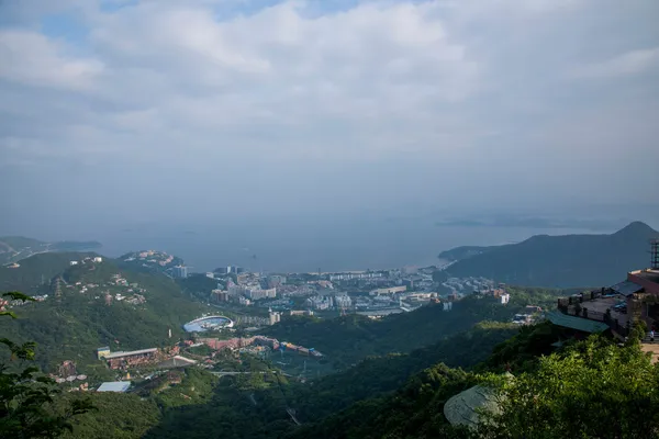Shenzhen stad, guangdong provincie, Oost-dameisha jungle met uitzicht op het kabelbaanstation op lijn 1 ridder vallei, eco-park van LGO east — Stockfoto