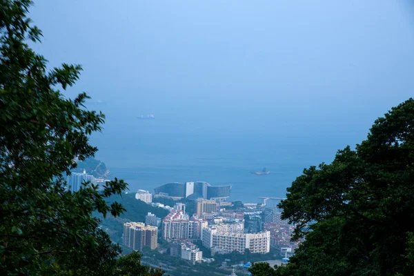 Shenzhen stad, guangdong provincie, Oost-dameisha jungle met uitzicht op het kabelbaanstation op lijn 1 ridder vallei, eco-park van LGO east — Stockfoto