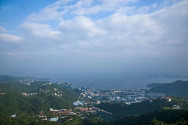 Ciudad de Shenzhen, provincia de Guangdong, selva de Dameisha Oriental con vistas a la estación de teleférico en la línea 1 Knight Valley, OCT East eco-park — Foto de Stock