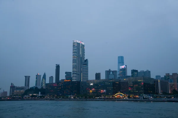 Сутінки в Коулун, гавані в Гонконгу — стокове фото