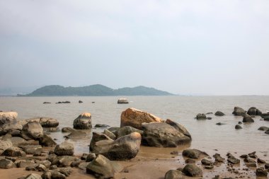 Zhuhai, guangdong weg waterkant bekleed met rock liefhebbers