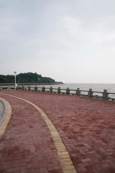 Ville de Zhuhai, province du Guangdong, Zhong Ling Kok Tsui amoureux des fruits de mer marina parking belvédère — Photo