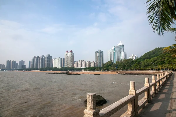 Road, zhuhai, guangdong par strandpromenaden — Stockfoto