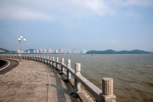 Road, zhuhai, guangdong par strandpromenaden — Stockfoto