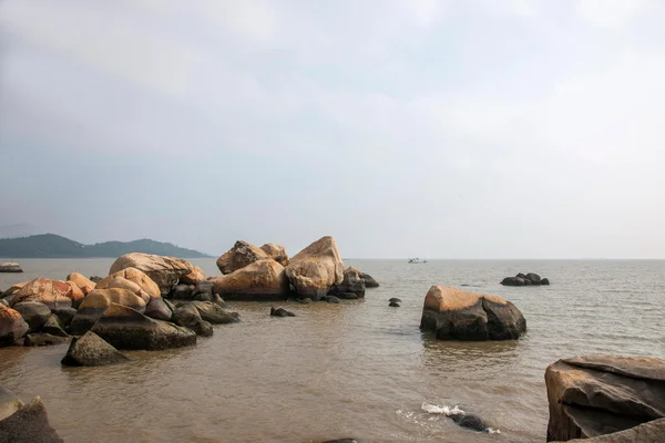 Zhuhai, Guangdong Road paseo marítimo forrado de amantes de la roca — Foto de Stock