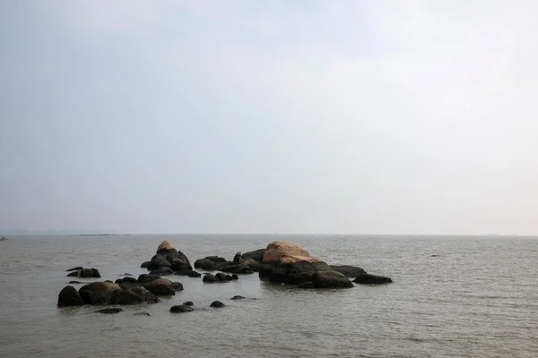 Zhuhai, guangdong weg waterkant bekleed met rock liefhebbers — Stok fotoğraf
