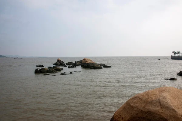 Zhuhai, guangdong weg waterkant bekleed met rock liefhebbers — Stok fotoğraf