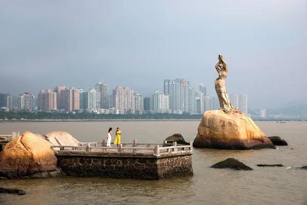 Città di Zhuhai, provincia del Guangdong, spiaggia di Middle Lover Statuette di "Zhuhai Fisher Girl" — Foto Stock