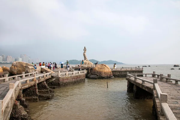 Город Чжухай, провинция Гуандун, средний пляж "Чжухай Фишер Герл" статуэтки — стоковое фото