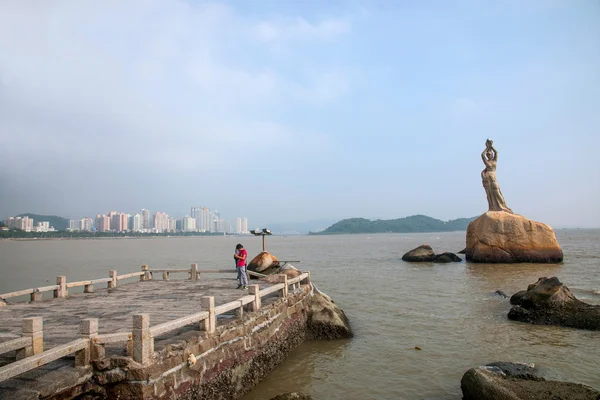 広東省珠海市、中間恋人ビーチ「珠海漁師の少女」像 — ストック写真