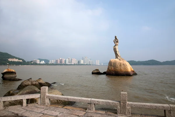 Cidade de Zhuhai, província de Guangdong, praia de amante médio "Zhuhai Fisher Girl" estatuetas — Fotografia de Stock