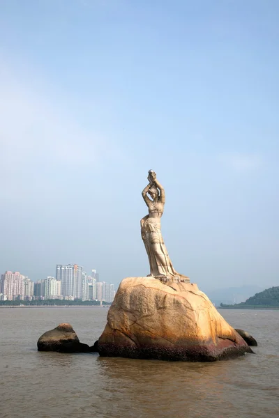 Ciudad de Zhuhai, provincia de Guangdong, playa del amante medio estatuillas de "Zhuhai Fisher Girl" — Foto de Stock